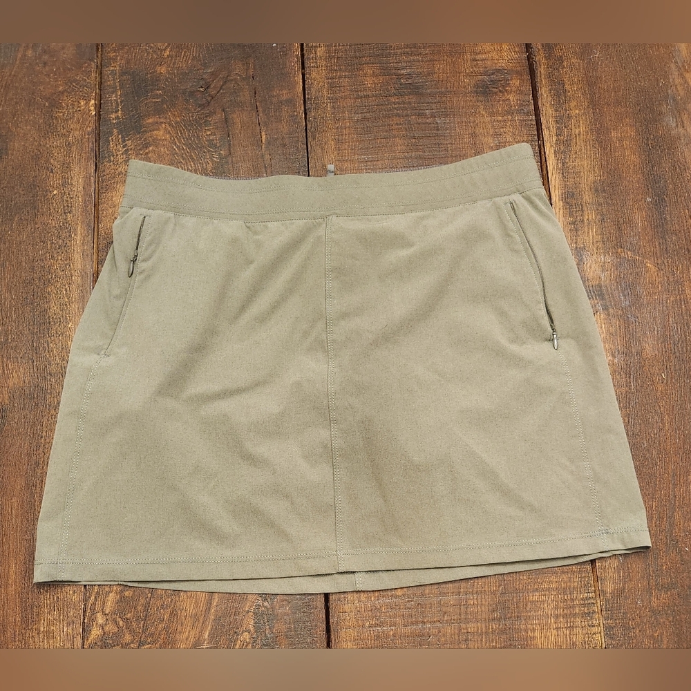 Women's Kuhl Performance Skirt. Size M. Green. Shorts Lining.